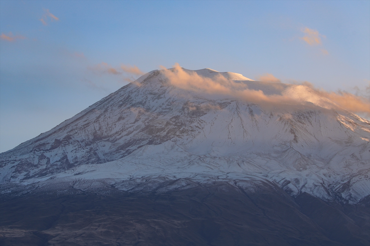 Iğdır'daki dağların zirvesi karla