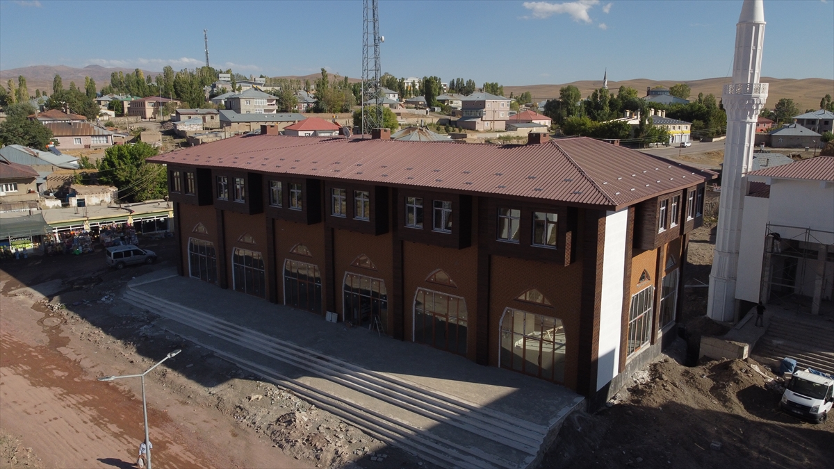İran sınırındaki Saray ilçesi yeni projelerle gelişiyor