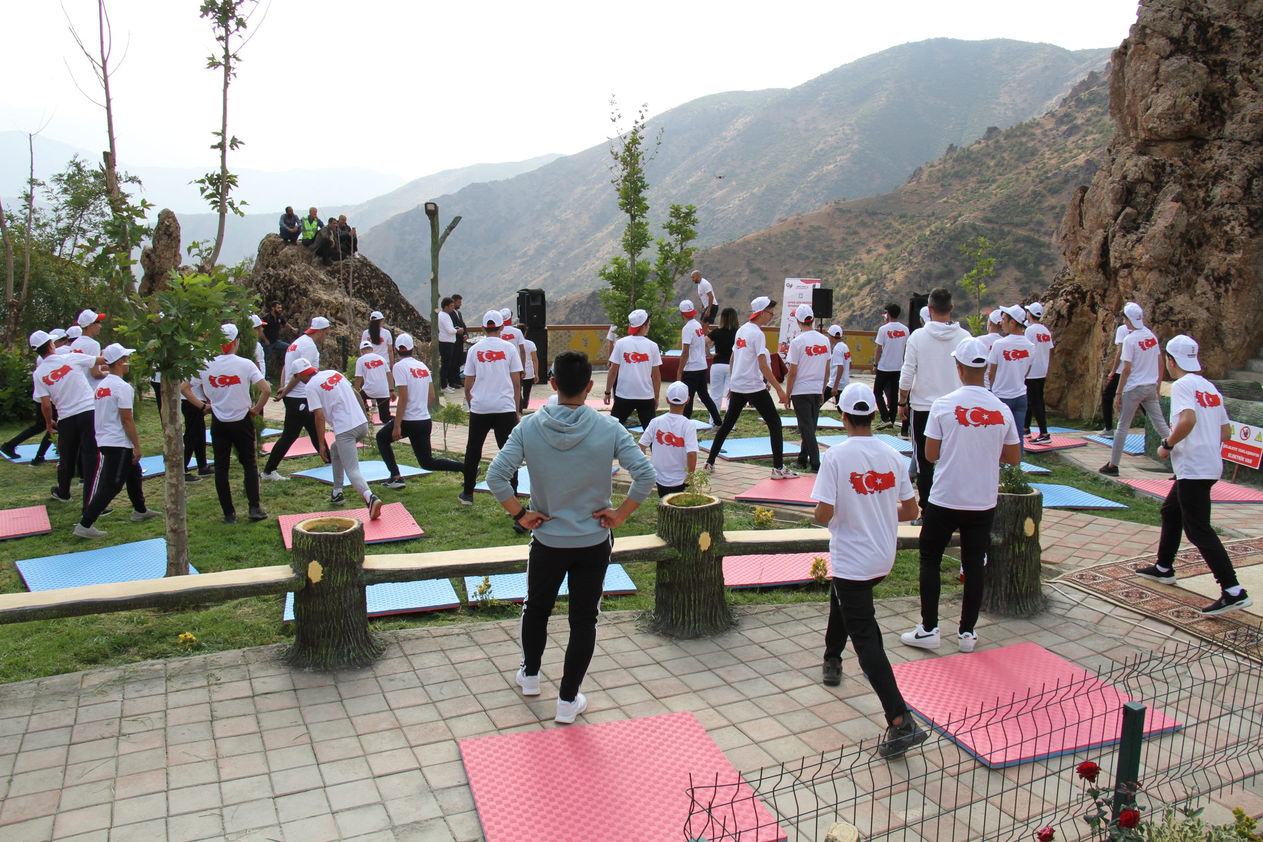Şemdinli’de sosyal tesise dönüştürülen Efkar Dağı’nda spor etkinliği düzenlendi