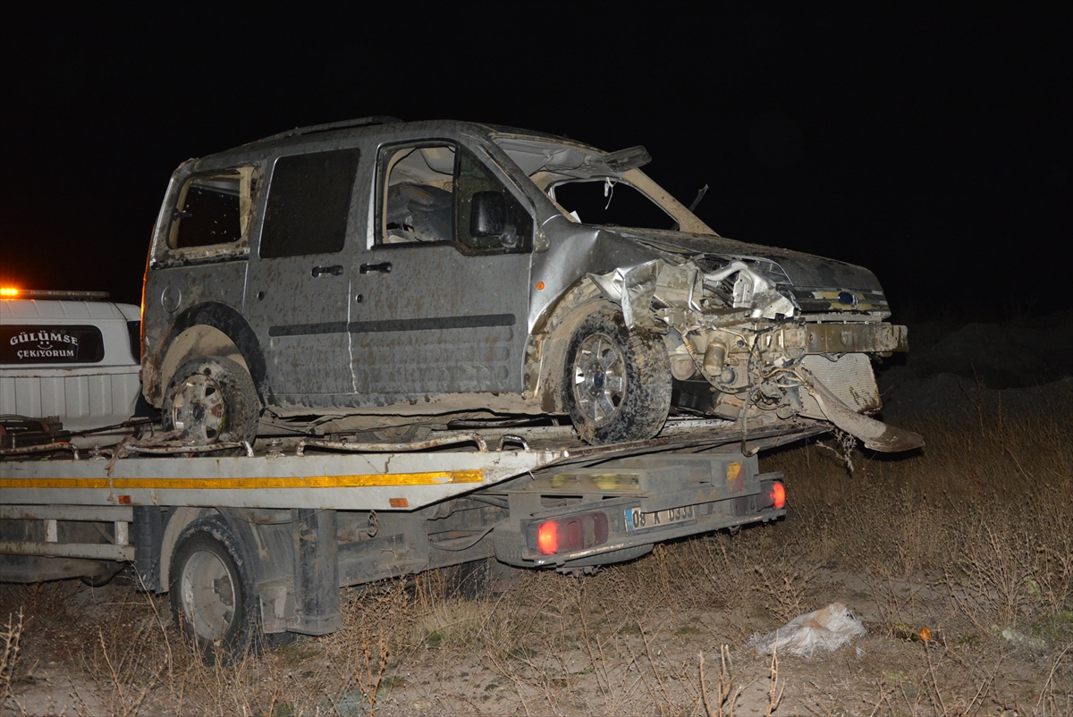 Ağrı’da şarampole devrilen araçta 1 kişi öldü, 3 kişi yaralandı