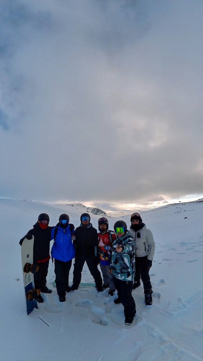 Ardahan’daki Bülbülan Yaylası’nda bir araya gelen kayakseverler snowboard yaptı