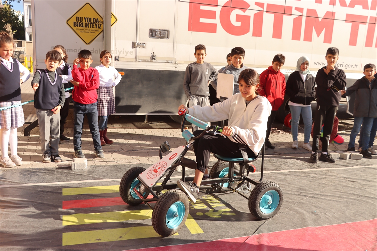 Erciş’te öğrencilere “Mobil Trafik Eğitim Tırı”nda eğitim verildi