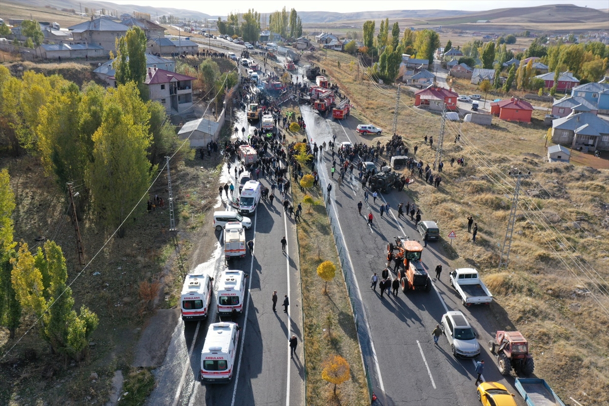 GÜNCELLEME 2 – Ağrı’da yolcu otobüsü ile iki kamyonun karıştığı kazada 7 kişi öldü
