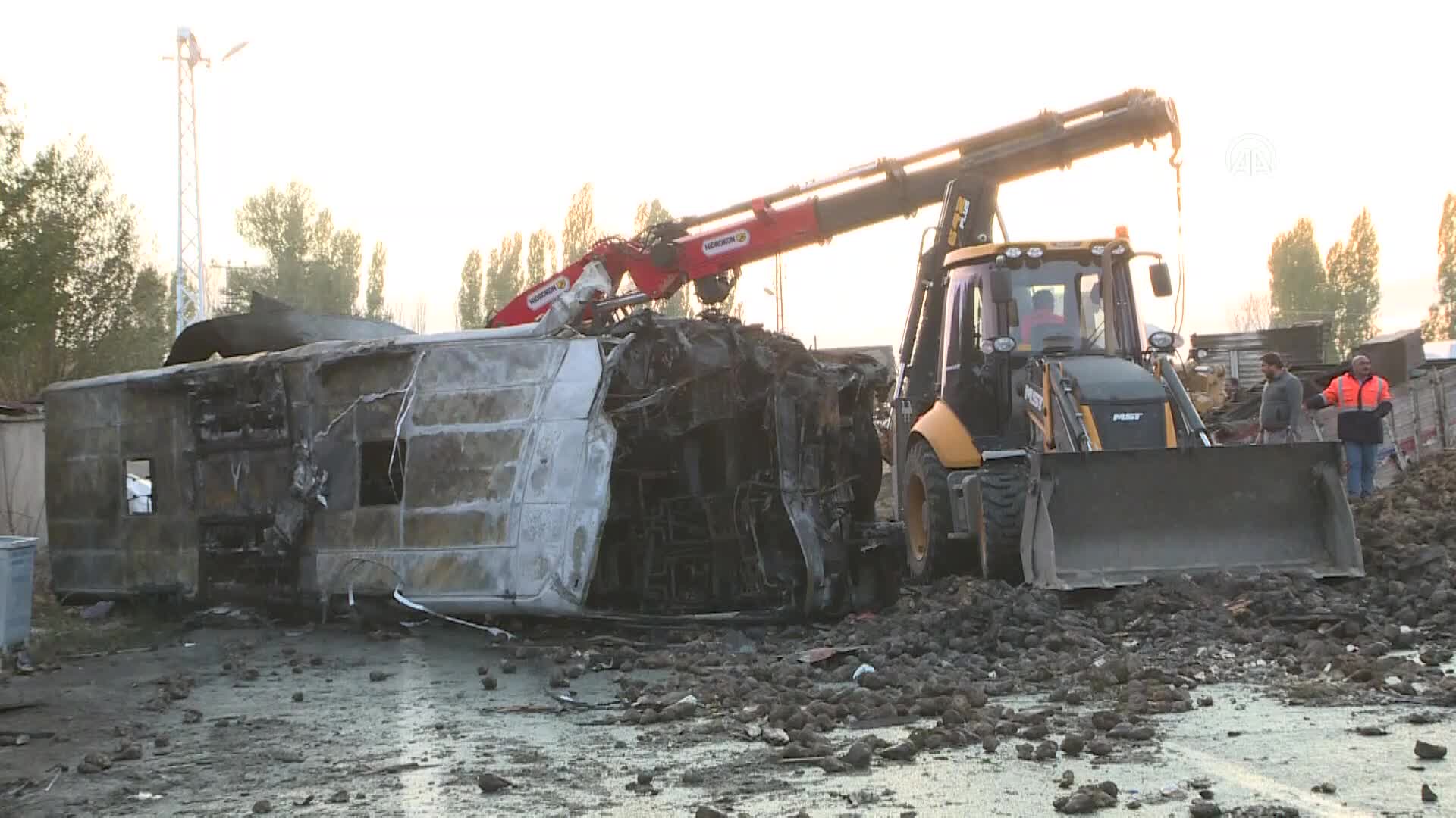 Ağrı’da yolcu otobüsü ile iki tırın karıştığı kazada 7 kişi öldü