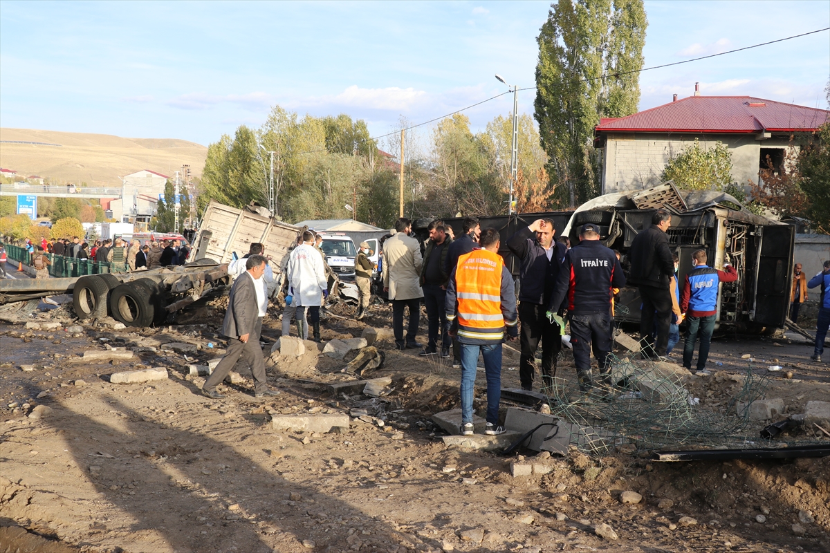 Ağrı’da yolcu otobüsü ile iki tırın karıştığı kazada 7 kişi öldü!