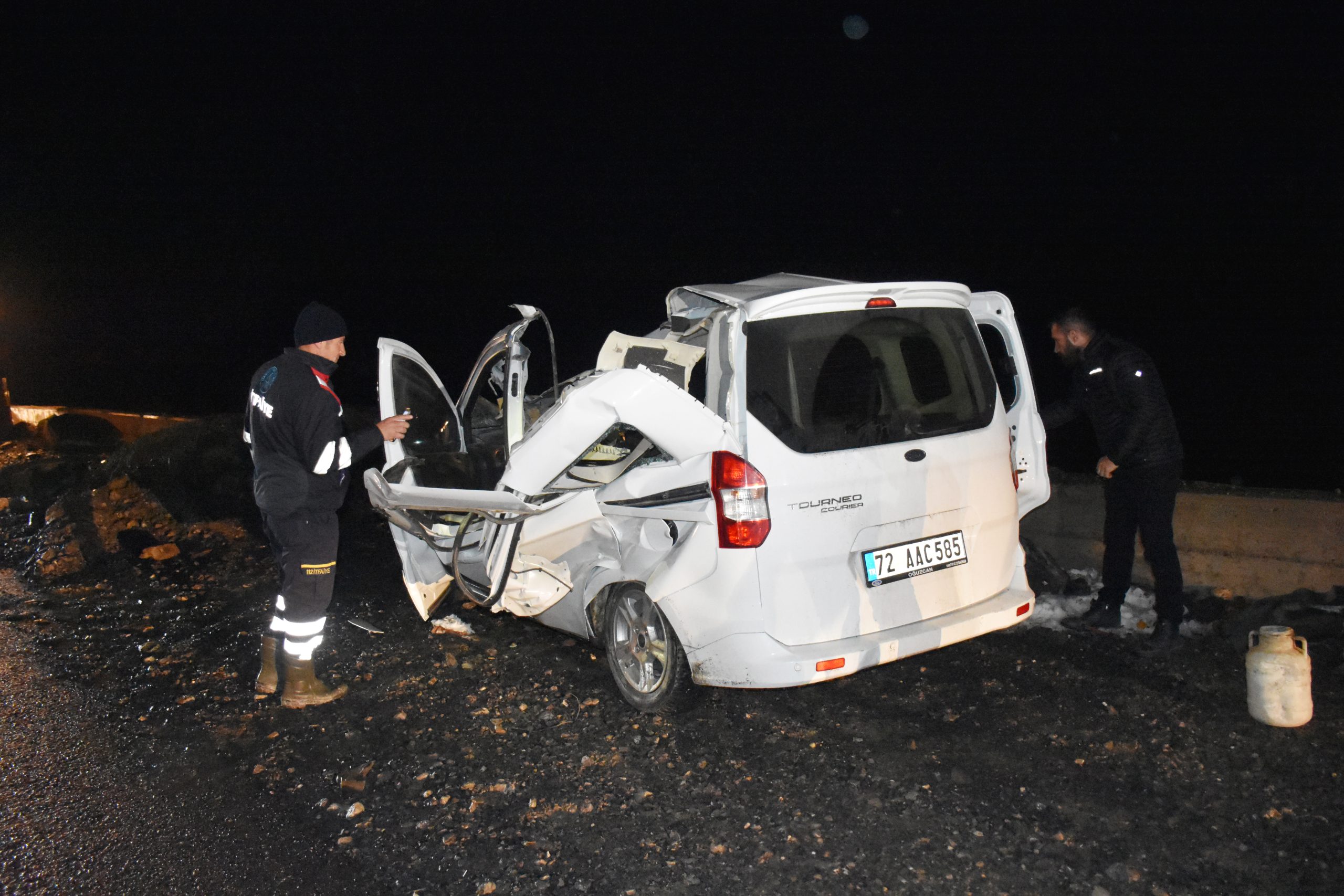 Hakkari’de dağdan kopan kaya parçalarının üzerine düştüğü araçtaki iki kişi yaralandı