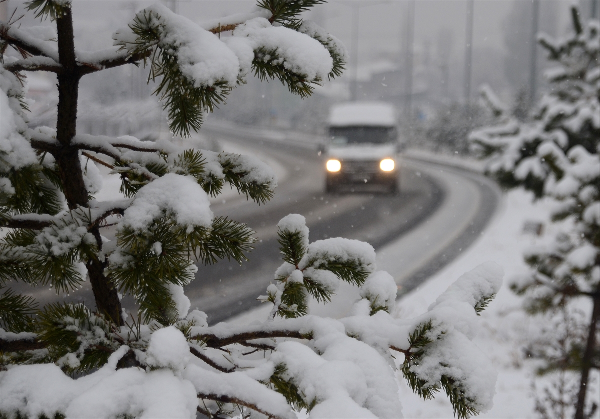 Kars, Tunceli ve Ardahan’da kar yağışı ve sis etkili oldu