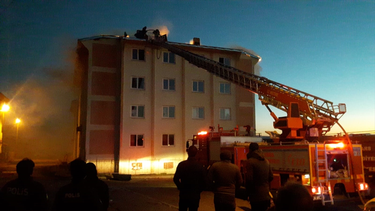Kars’ta boş bir binanın çatısında yangın çıktı