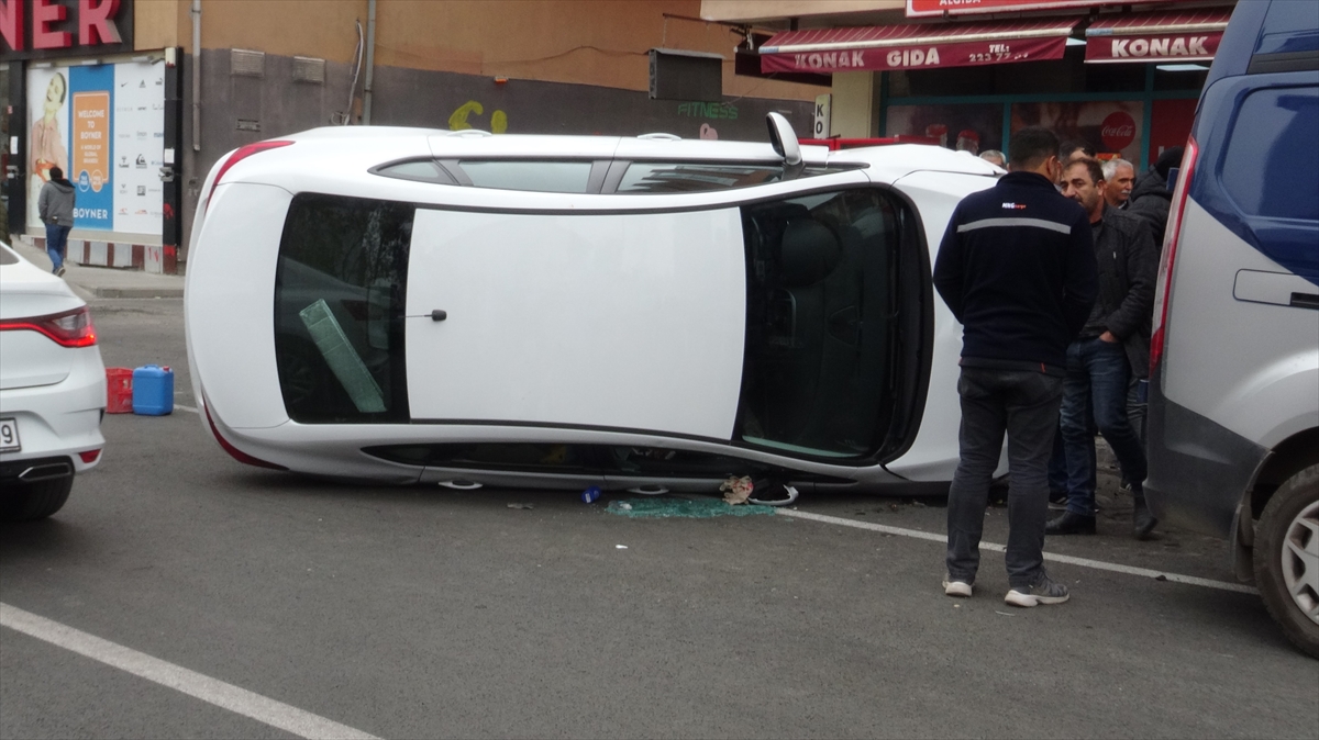 Kars’ta park halindeki araçlara çarpıp devrilen otomobilin sürücüsü hafif yaralandı