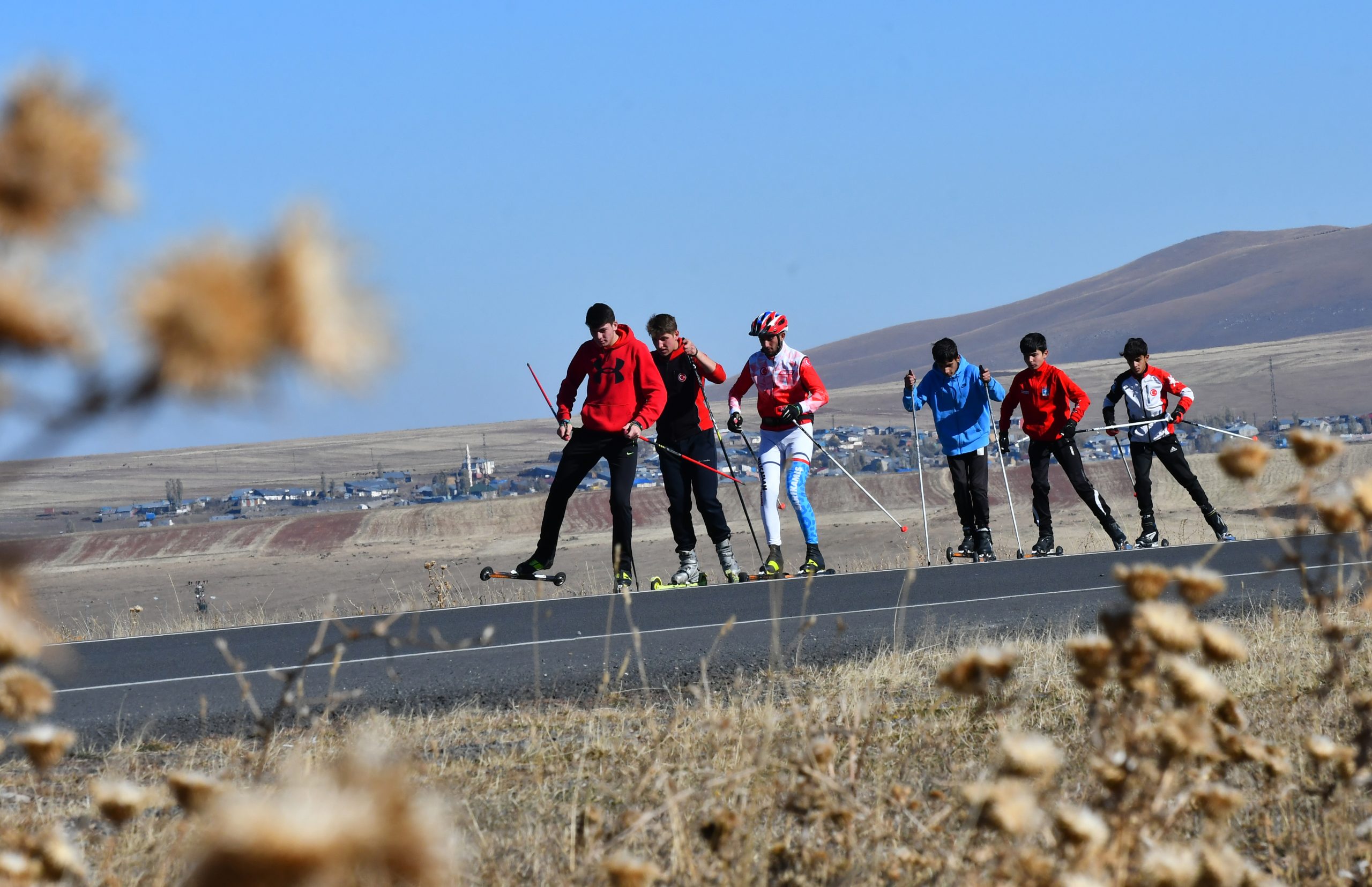 Kışın yapılacak kayaklı koşu milli takım seçmelerine asfaltta hazırlanıyorlar