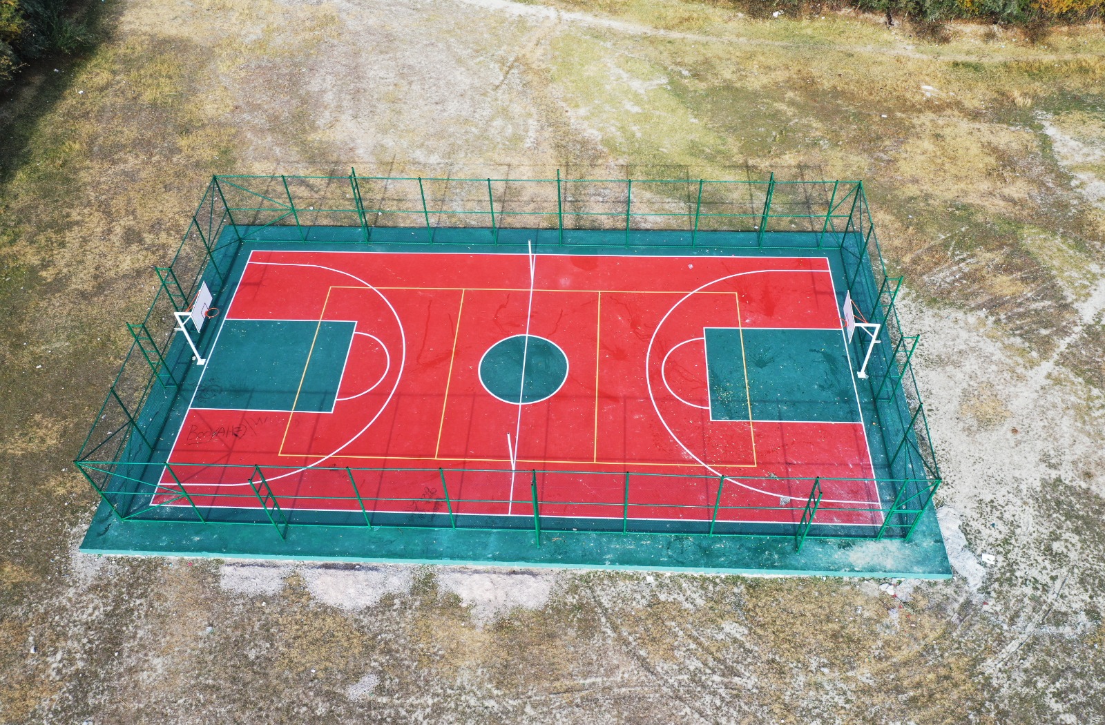 Van Büyükşehir Belediyesi 10 mahalleye spor sahası kurdu