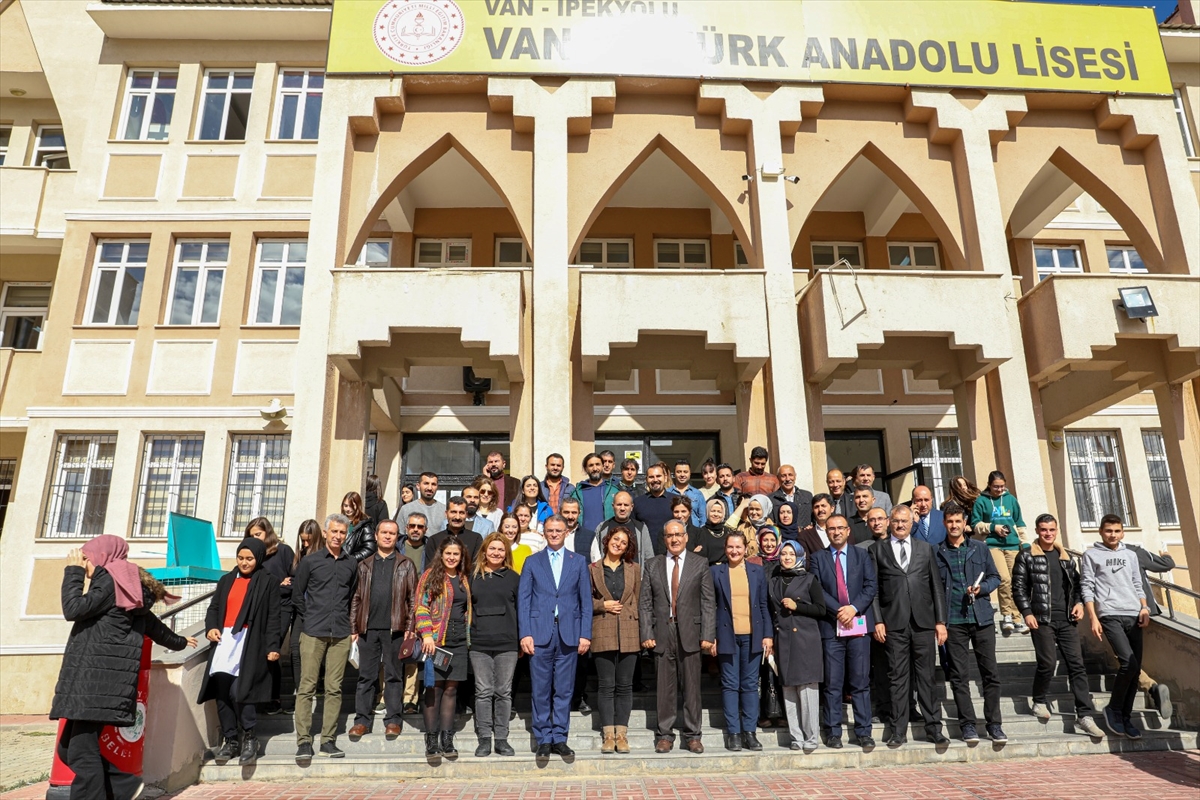 Van Valisi Balcı Atatürk Anadolu Lisesi’ni ziyaret etti