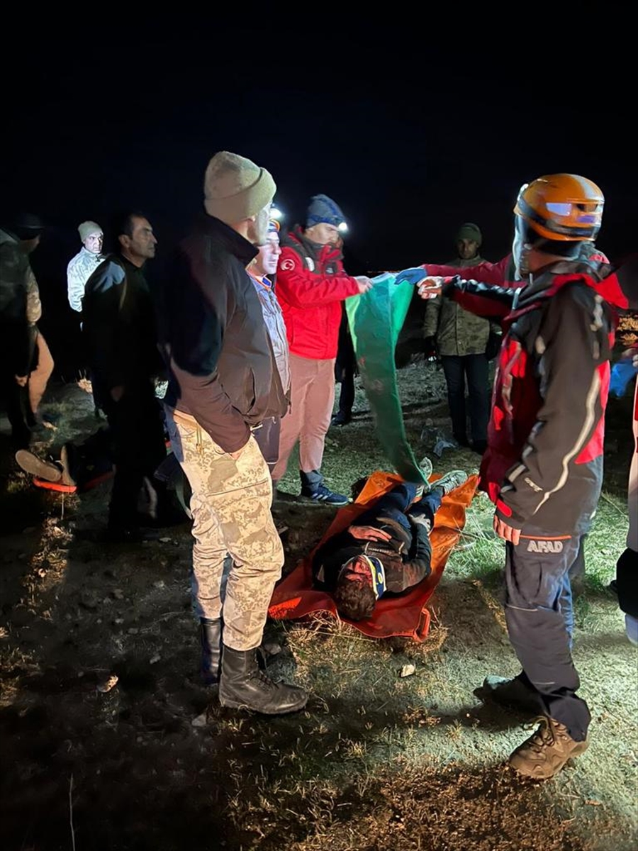 Van’da düştükleri kayalıkta mahsur kalan 6 düzensiz göçmen kurtarıldı