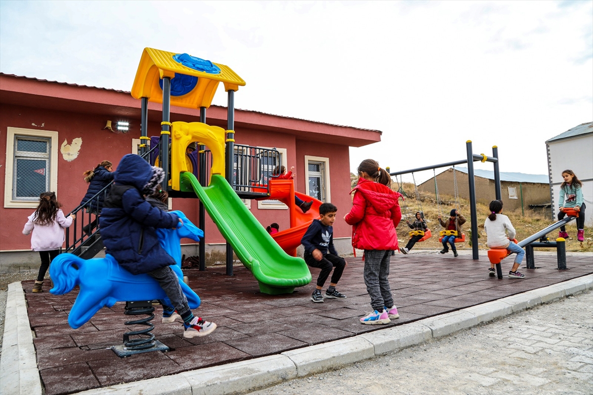 Van’da kırsal mahallelerdeki okullara oyun parkları kuruluyor