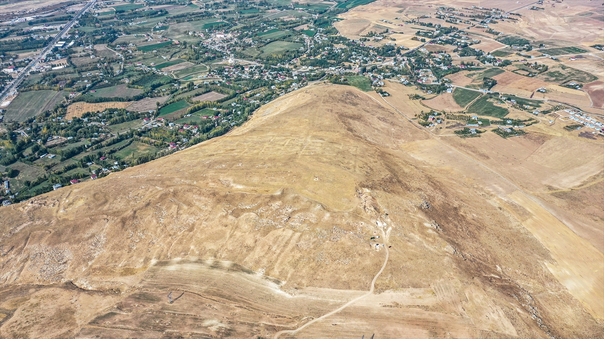 Van’da Zernaki Tepe’de burç temeli gün yüzüne çıkarıldı