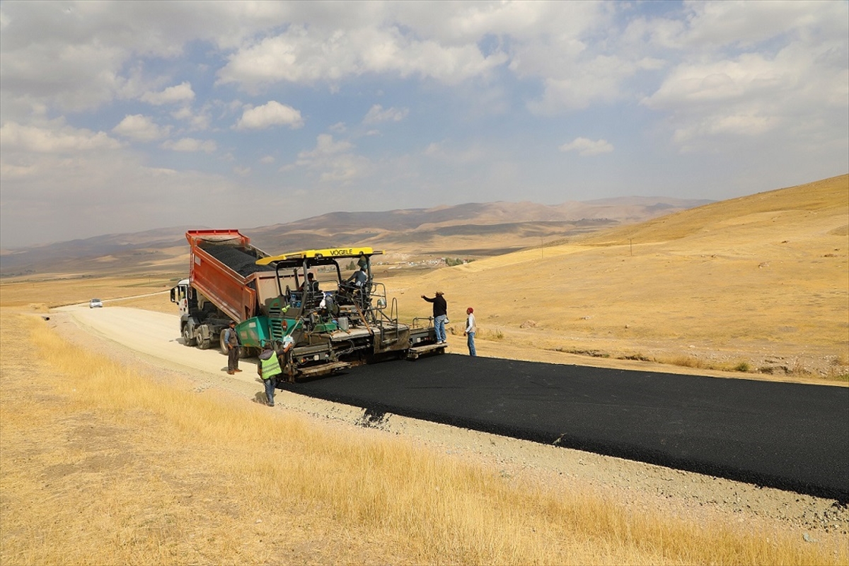 Ağrı’da asfalt çalışmalarıyla köy yolları konforlu hale getiriliyor