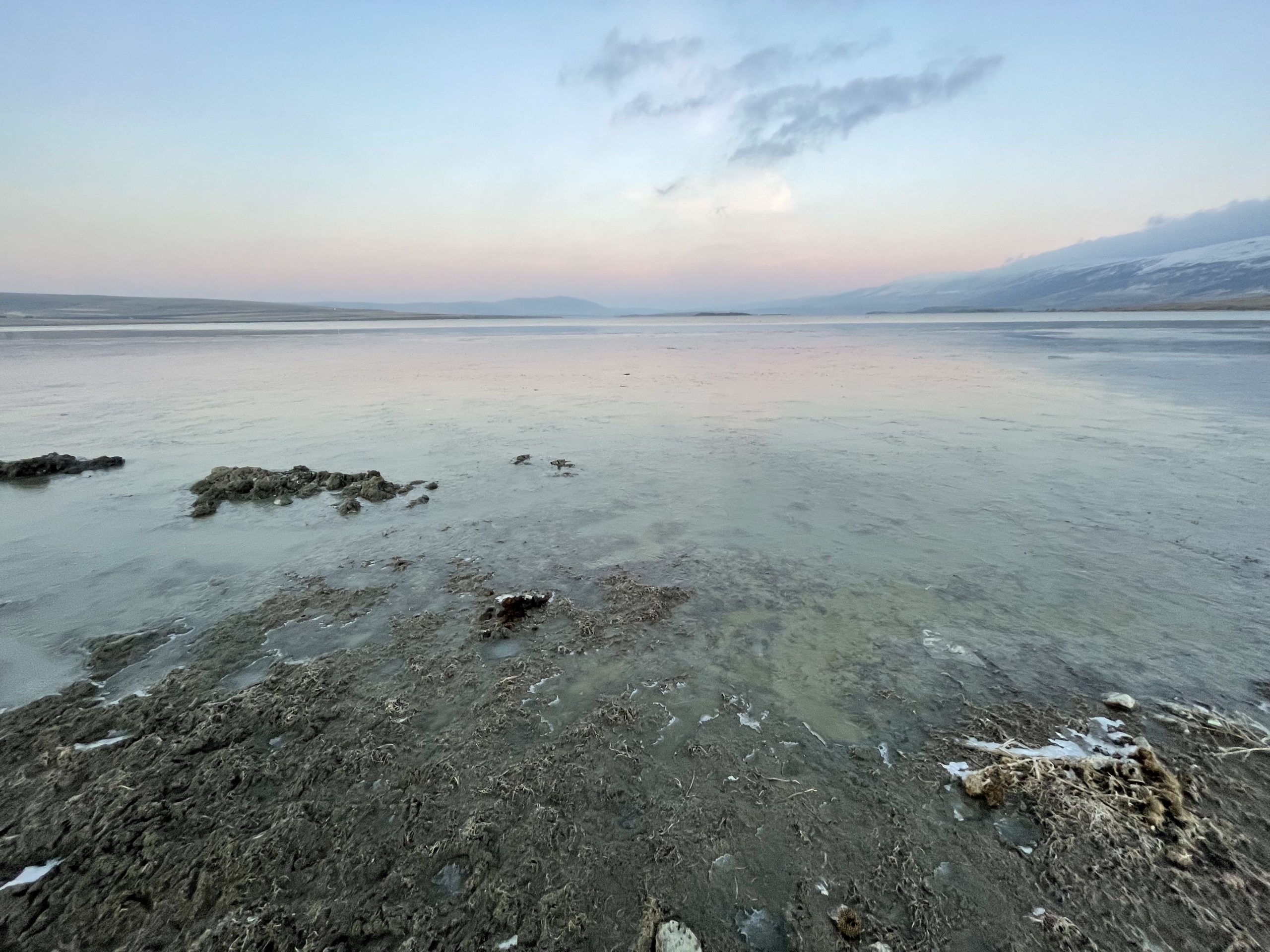 Aktaş Gölü’nün yüzeyi kısmen buz tuttu