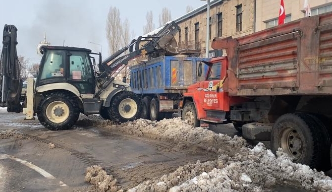 Ardahan’da cadde ve sokaklarda biriken kar kent dışına taşınıyor