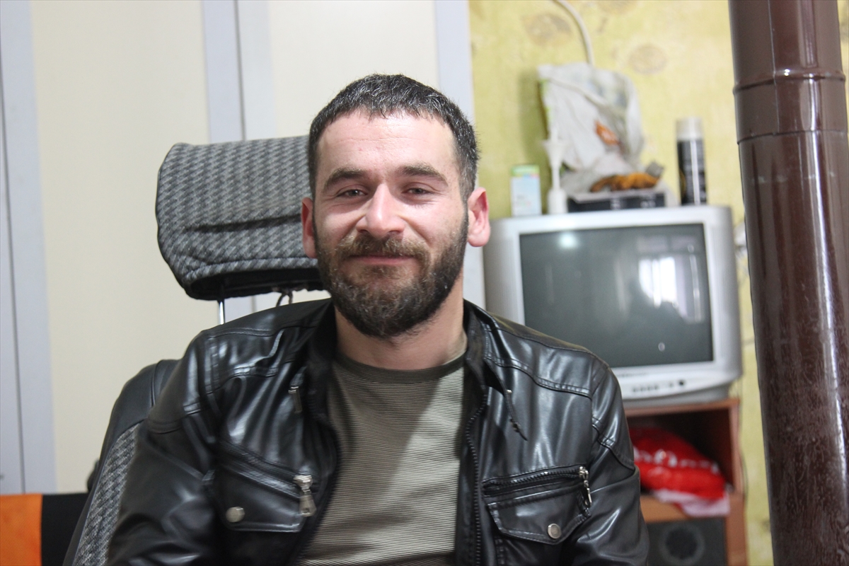 Bedensel engelli genç, tekerlekli sandalyeleri onararak ailesine katkı sunuyor