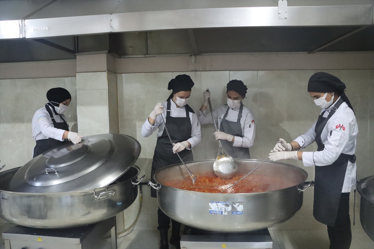 Erciş’te öğrencilerin yemeklerinin hazırlanmasına meslek lisesi aşçı adayları da katkı sunuyor