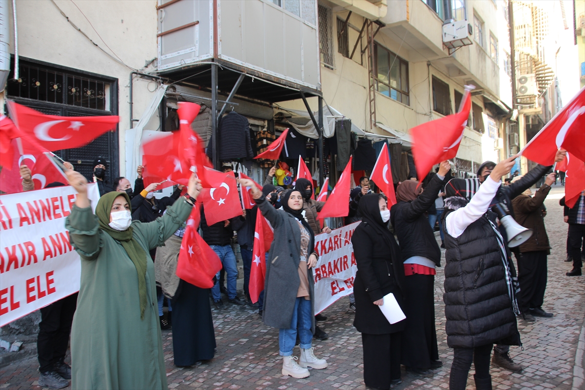 Hakkari’de aileler çocukları için HDP İl Başkanlığı önünde eylem yaptı