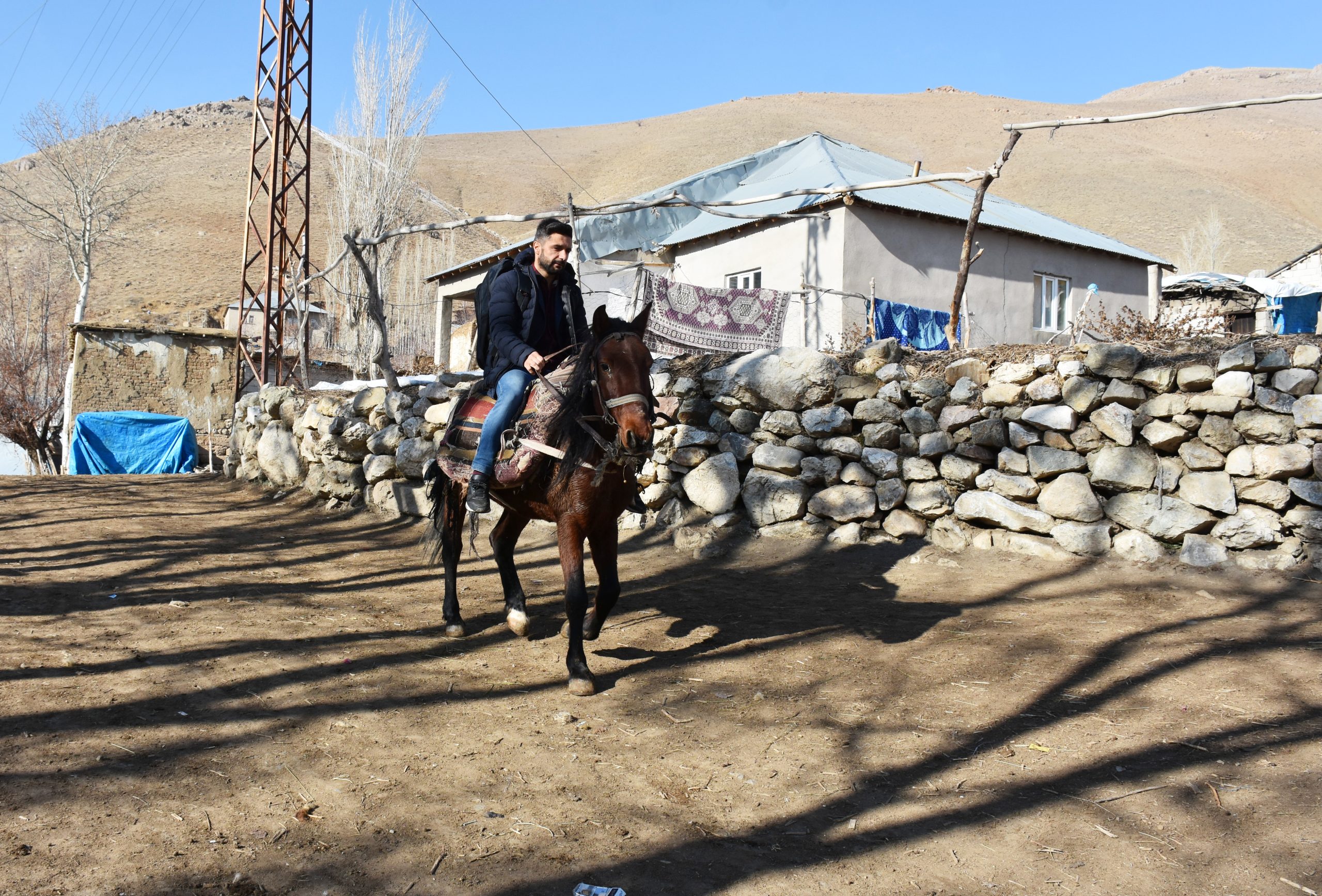 Hakkari’de ücretli öğretmen ders verdiği okulun bulunduğu köye atla gidiyor