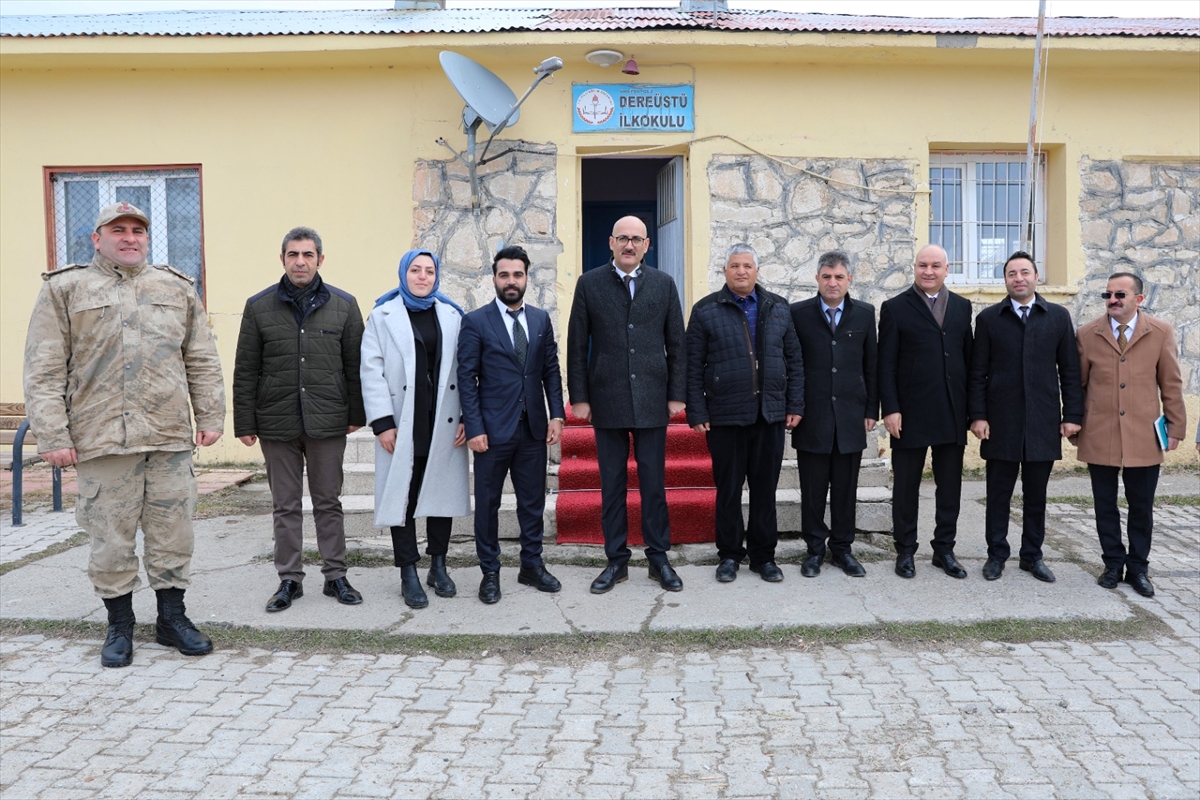 İpekyolu Kaymakamı Aydın, okullarda oluşturulan kütüphanelerde incelemelerde bulundu