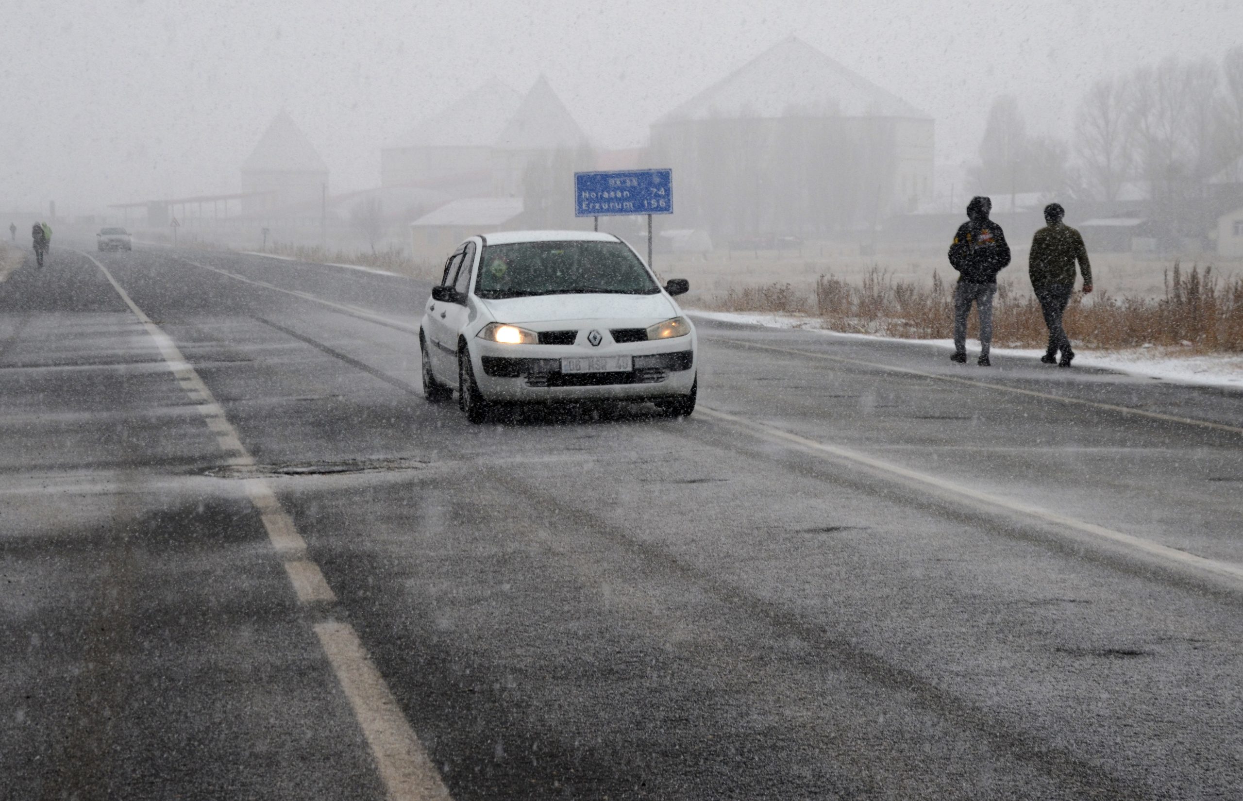 Kars ile Ardahan’da etkili olan kar ve sis ulaşımı aksatıyor