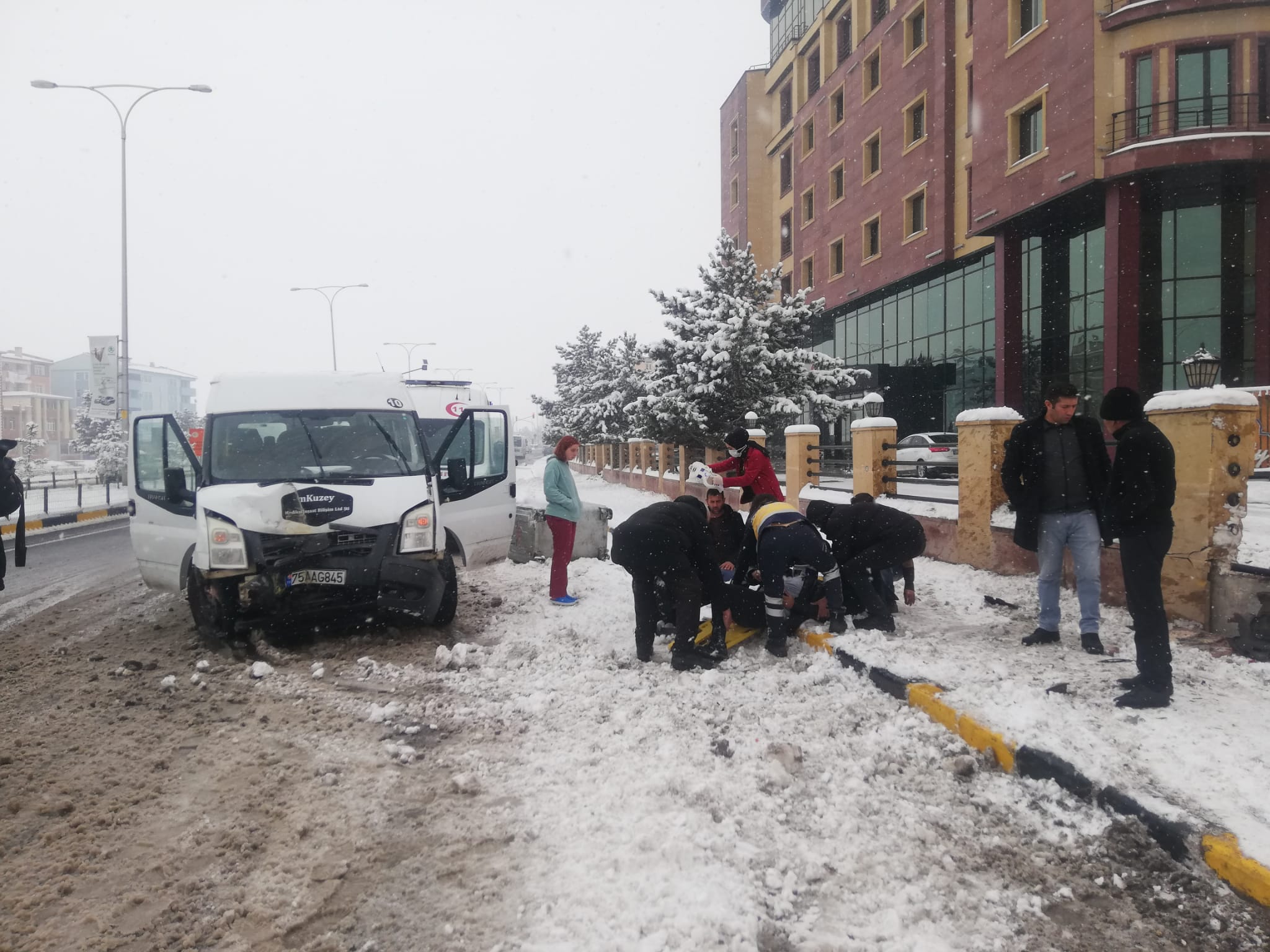 Kars’ta bahçe duvarına çarpan minibüsteki 2 kişi yaralandı