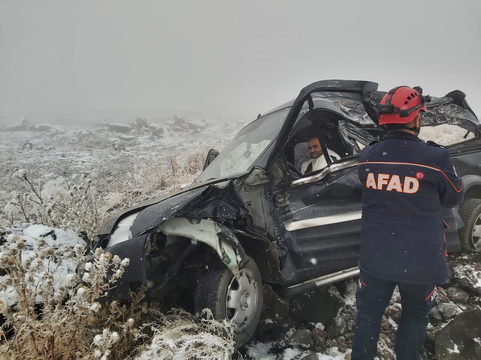 Kars’ta şarampole devrilen araçtaki 3 kişi yaralandı