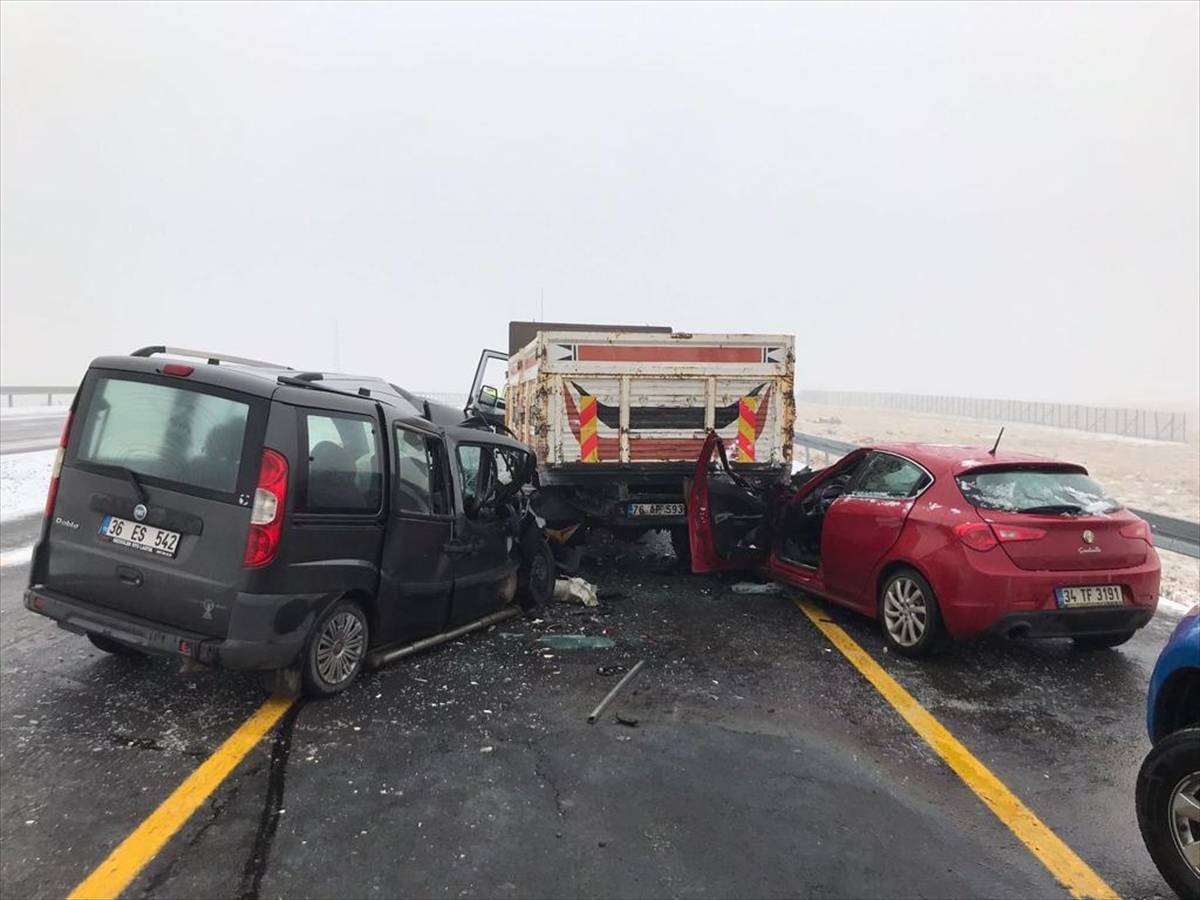Kars’ta zincirleme trafik kazası: Yaralılar var!