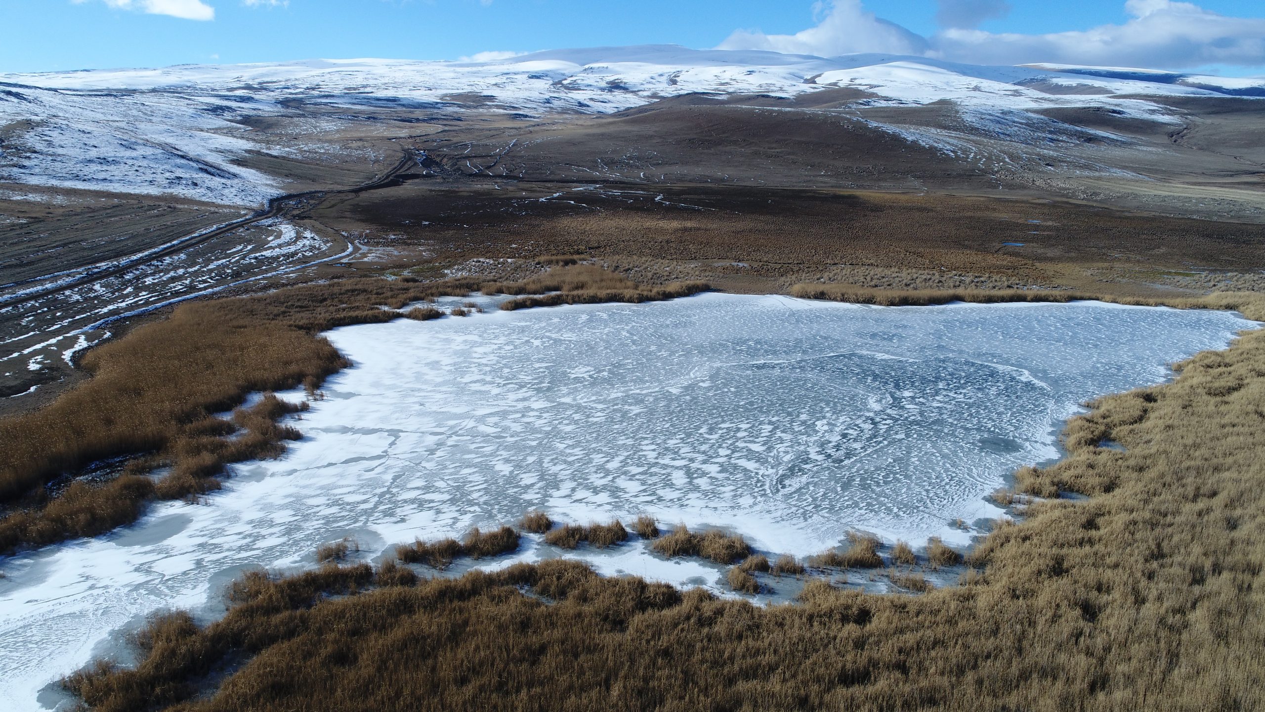 Kars’taki Lavaş Gölü tamamen dondu