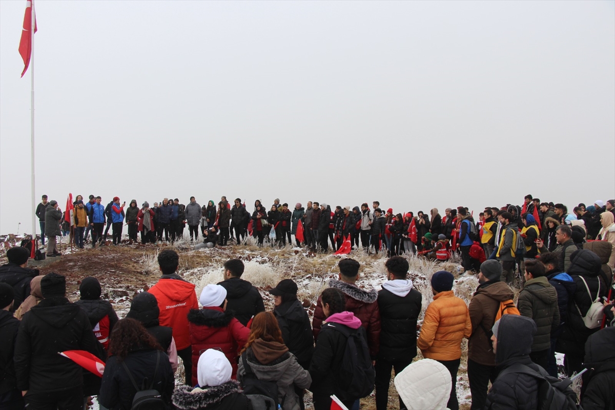 Öğrenciler ve dağcılar Kars’taki Büyük Yahni Dağı zirvesinde şehitleri andı