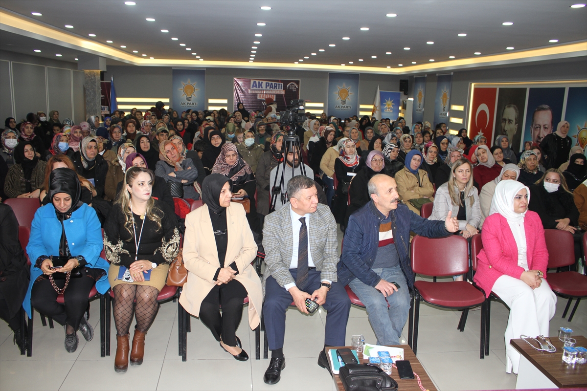 Van’da “AK Parti Siyaset Akademisi Kadın Eğitim Programı” düzenlendi
