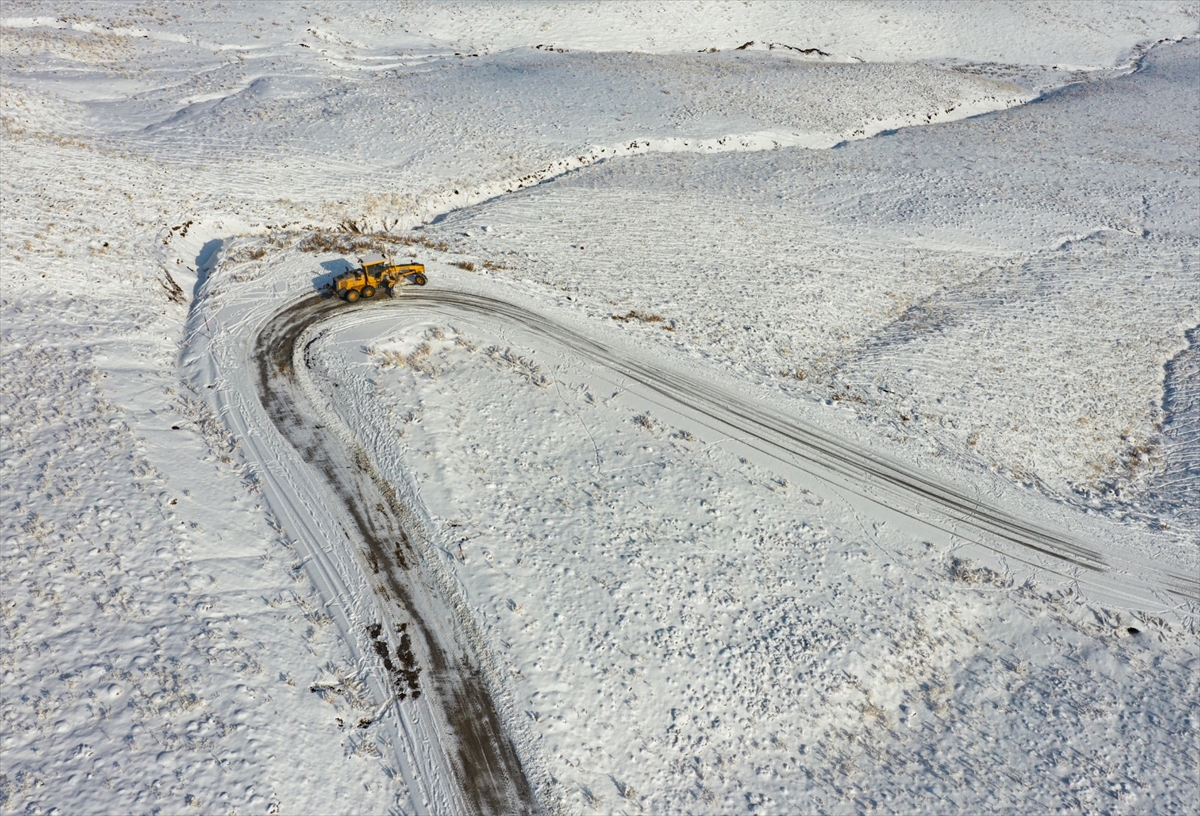 Van’da kar nedeniyle kapanan yollar açıldı