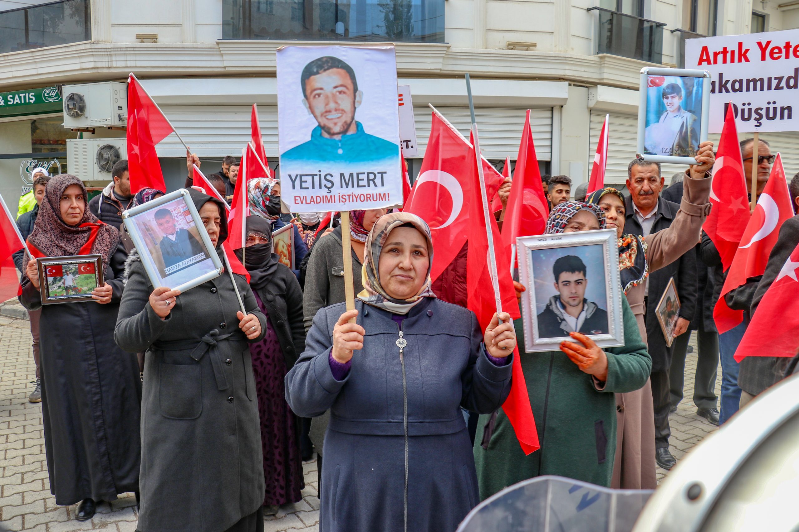 Vanlı aileler HDP İl Başkanlığı önündeki eylemlerini sürdürdü