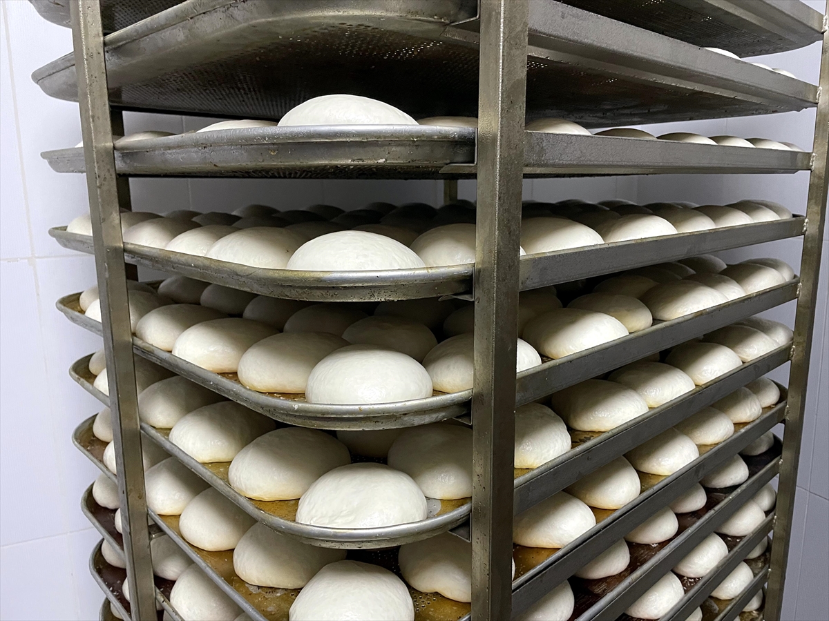 Ardahan’da liseliler, taşımalı ve pansiyonlu okullardaki öğrencilerin ekmeğini üretiyor