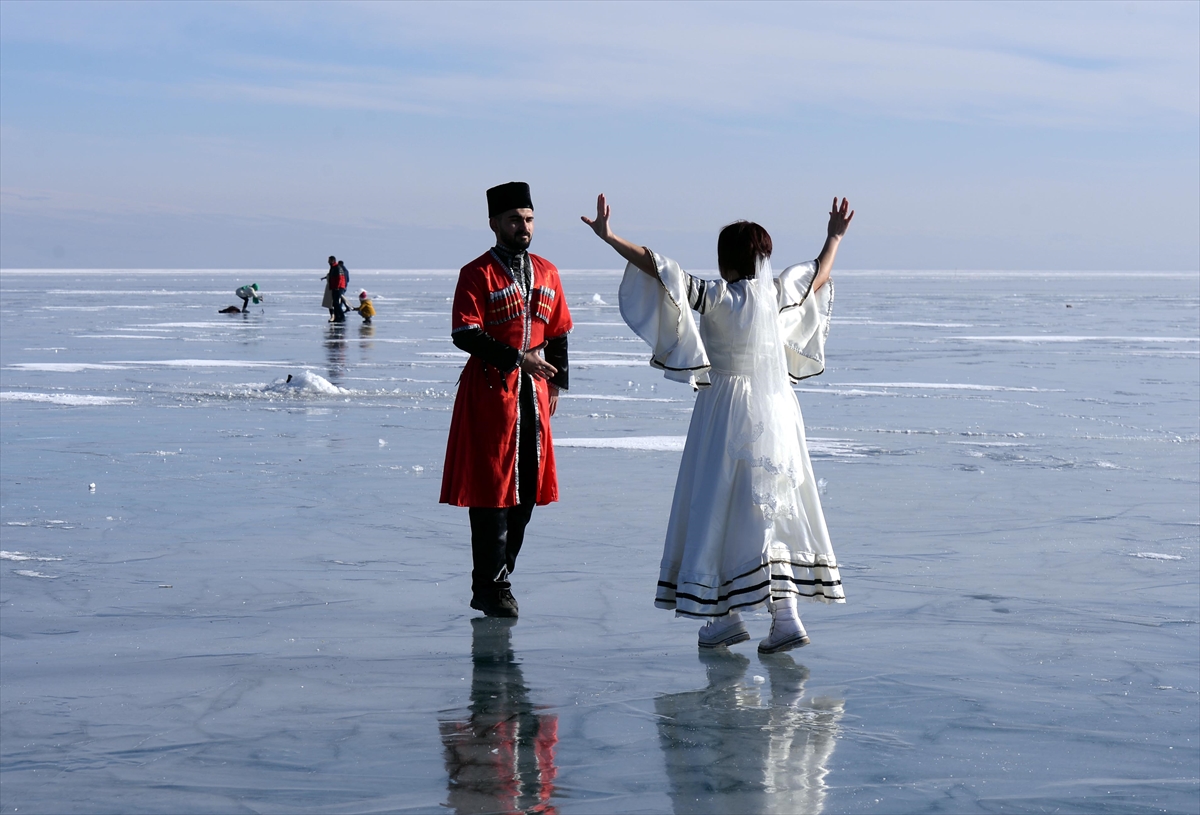 Buzla kaplı Çıldır Gölü üzerinde Kafkas dansı gösterisi