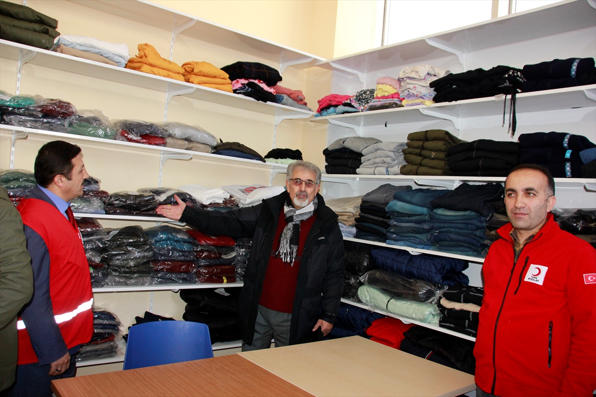 Hakkari Kızılay Şubesi, üniversitede butik giyim mağazası açtı