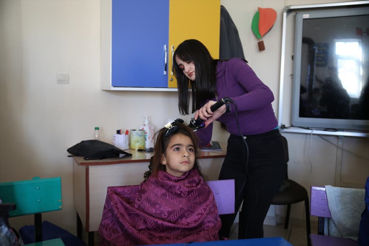 Hakkari’de kadın usta öğreticiler köy okulundaki öğrencilerin saçını tıraş etti