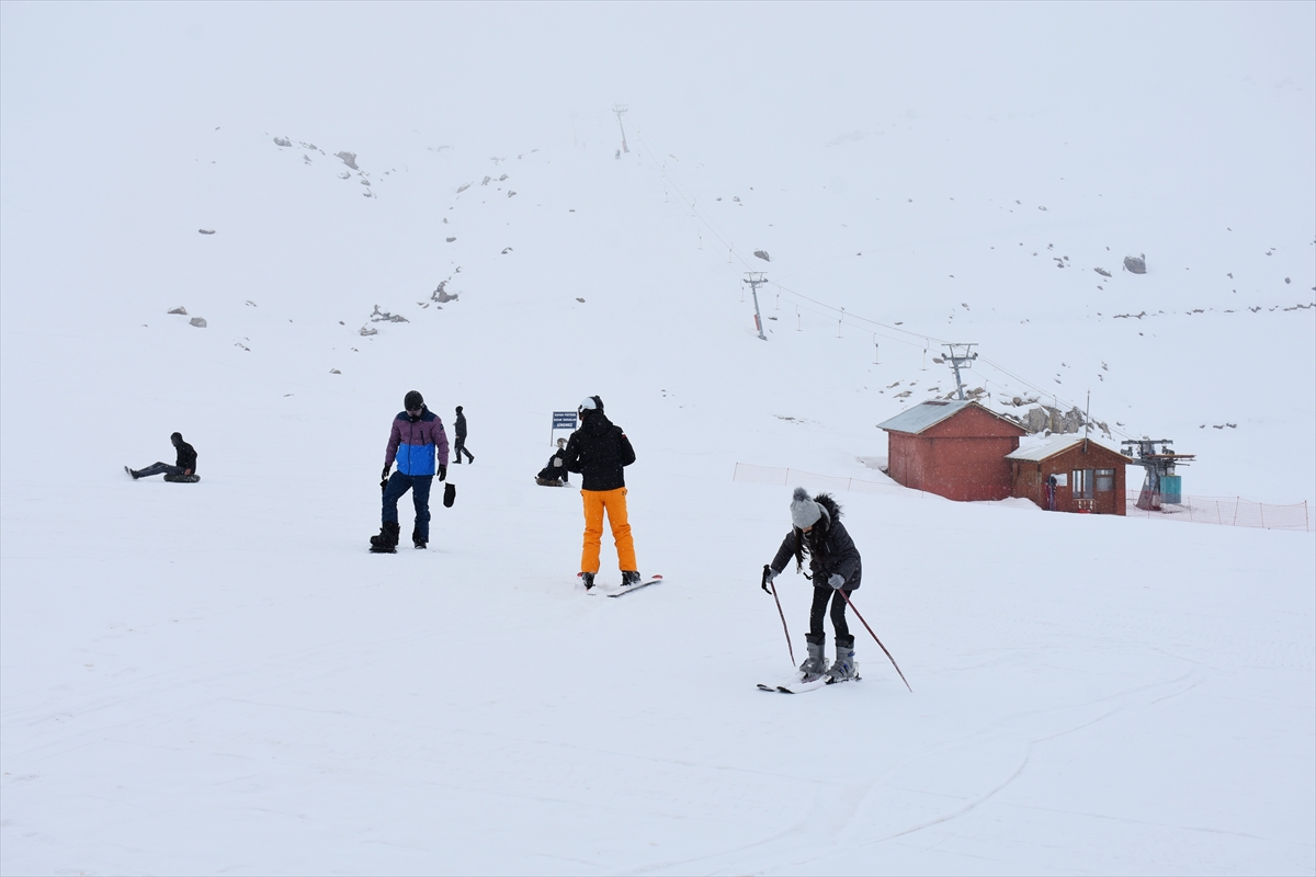 Hakkari’deki kayakseverler, kar ve sisli havada kayak keyfi yaşadı