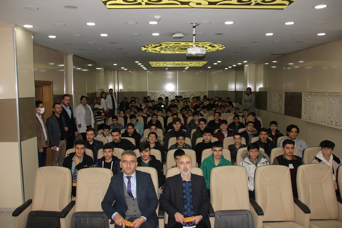 Hakkari’deki öğrencilere Prof. Dr. Fuat Sezgin ve İslam Bilim Tarihi anlatıldı