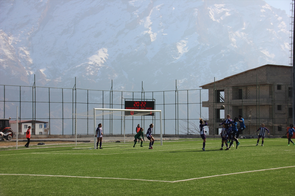 HAKKARİ(AA) – Kadın Futbol