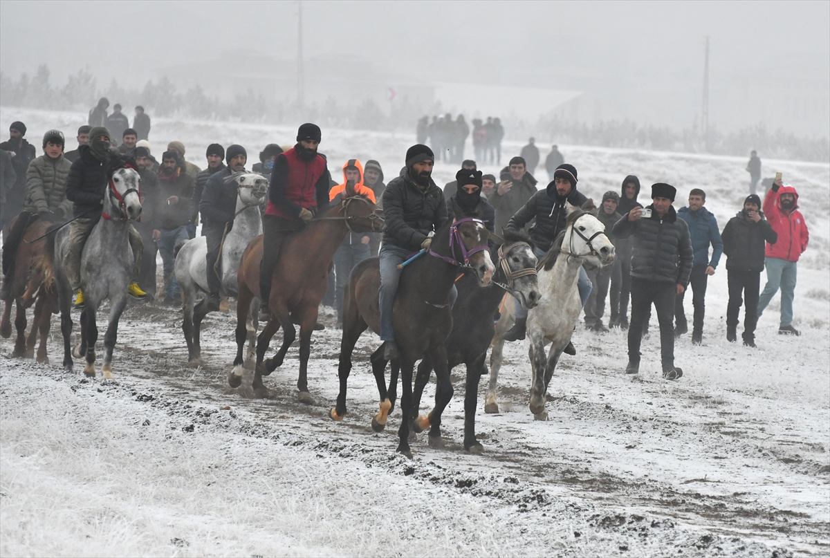 Kars’ta davul zurnalı “dörtnala at yarışı” düzenlendi