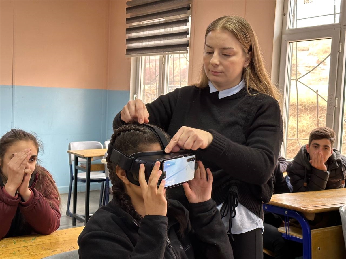 Şemdinli’de öğrenciler sanal gerçeklik gözlüğüyle matematik öğreniyor