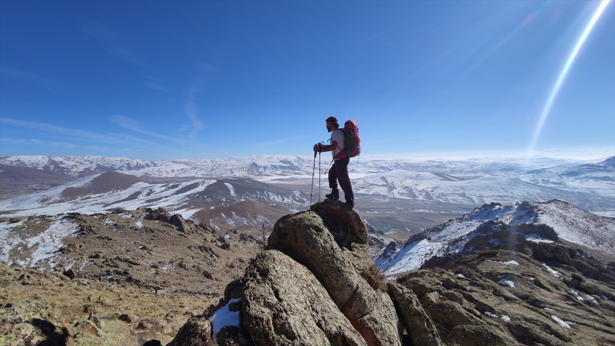 Van’da dağcılar 2 bin 733 rakımlı Alikelle Dağı’na tırmandı
