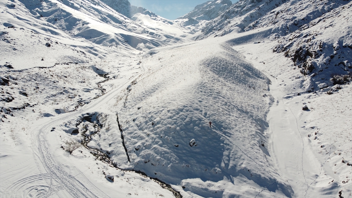 Van’da dağcılar, Erek Dağı’nda buz tutan Sütun Şelalesi’ni inceledi
