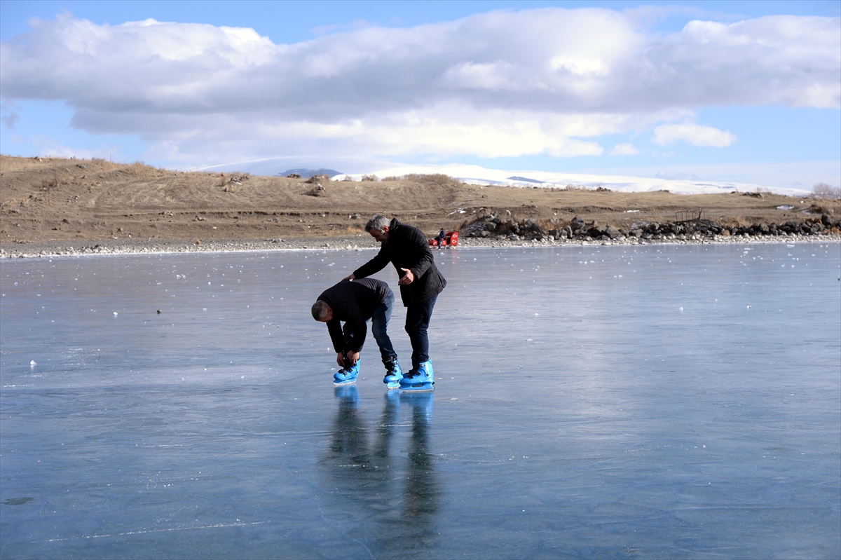 Yüzeyi buzla kaplı Çıldır Gölü’nde buz pateni yaptılar