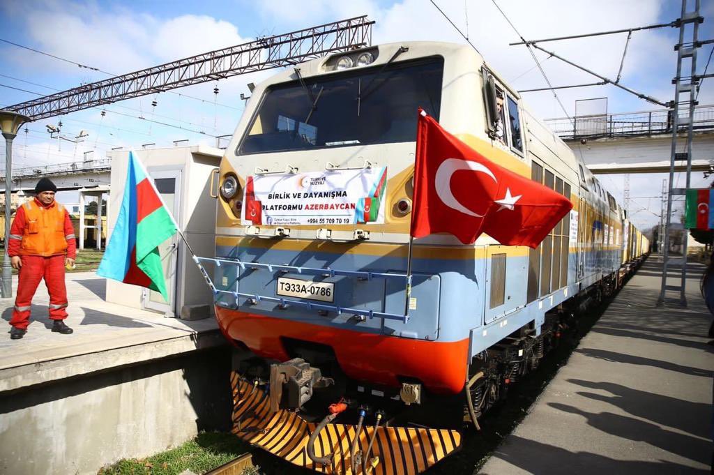 Azerbaycan’dan depremzedelere yardım malzemelerini taşıyan tren Kars’a geldi