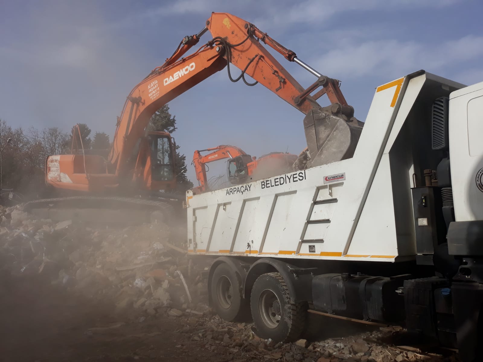 Arpaçay Belediyesi’nin aracı enkaz kaldırma çalışmaları için deprem bölgesinde
